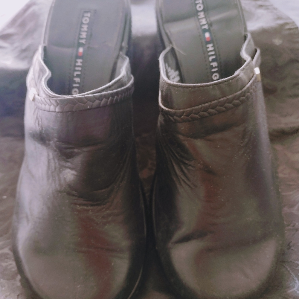 Tommy Hilfiger clogs sz6.5 black